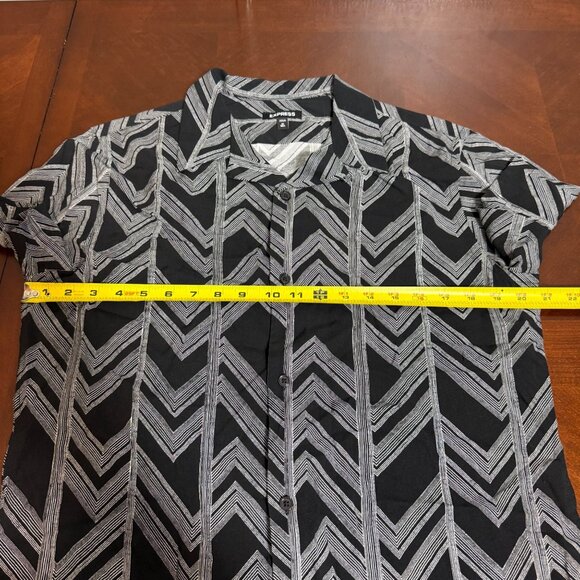 Express‎ Mens Black & White Zigzag Button-Up Shirt M short sleeves - Picture 4 of 7